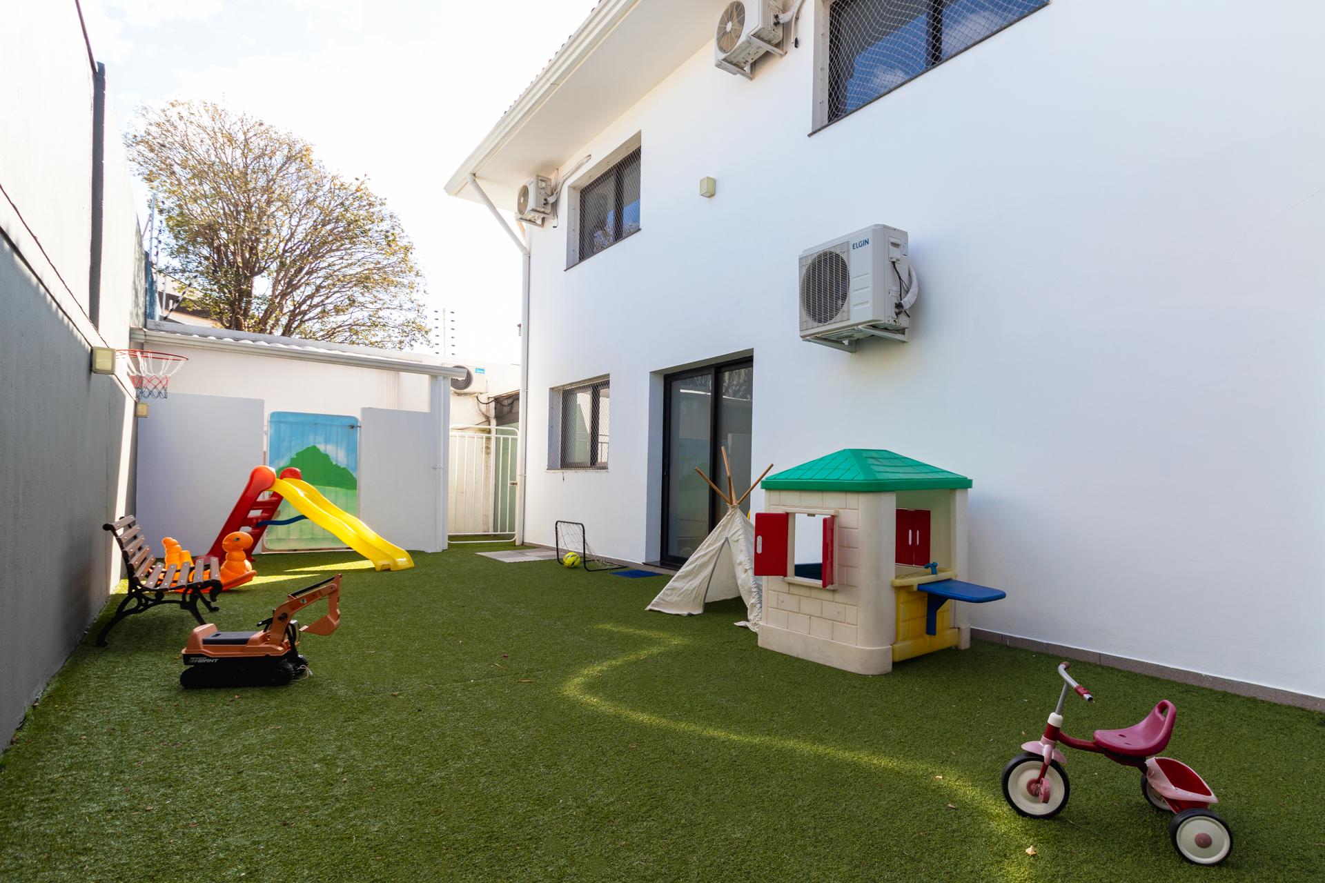 Área externa com playground